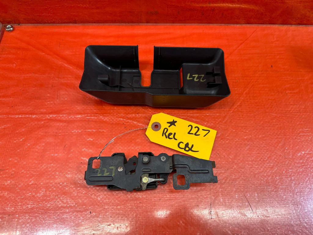 93 97 HONDA DEL SOL   TARGA TOP CATCH RELEASE W/ PLASTIC TRIM   OEM #22710