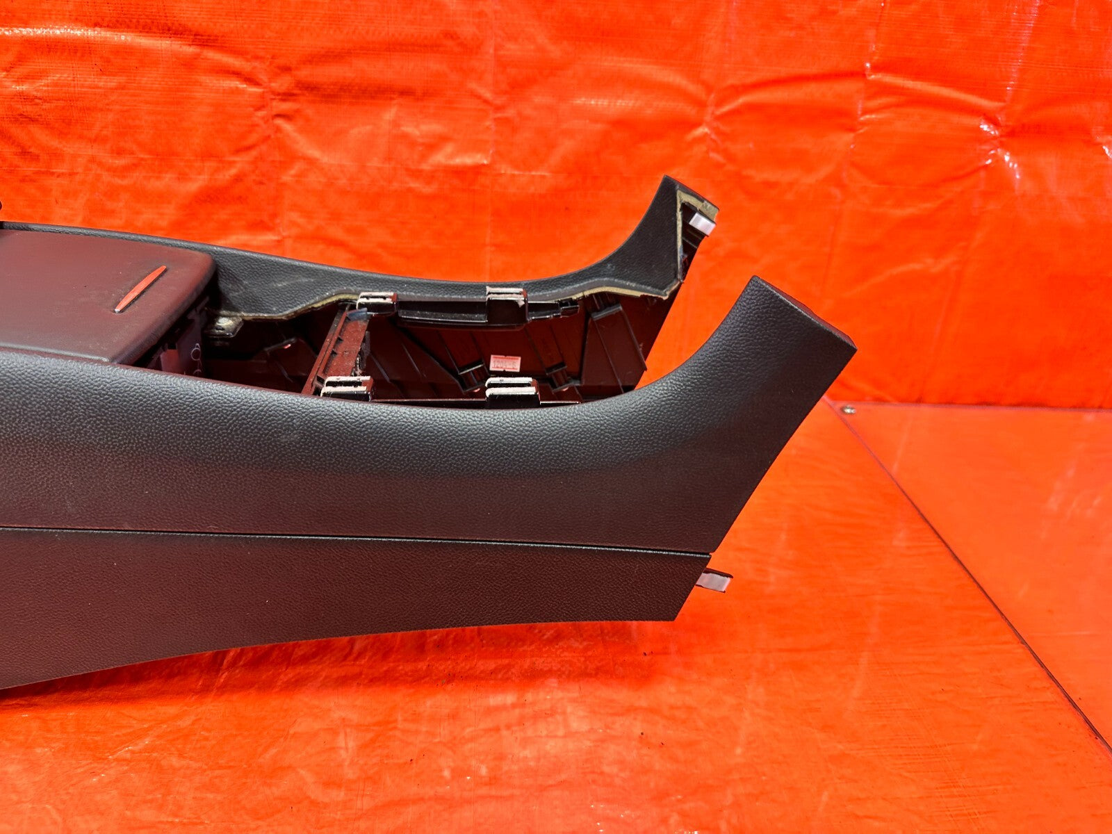 09 15 INFINITI G37 CONVERTIBLE   ARM REST / CENTER CONSOLE STORAGE COMPARTMENT  2