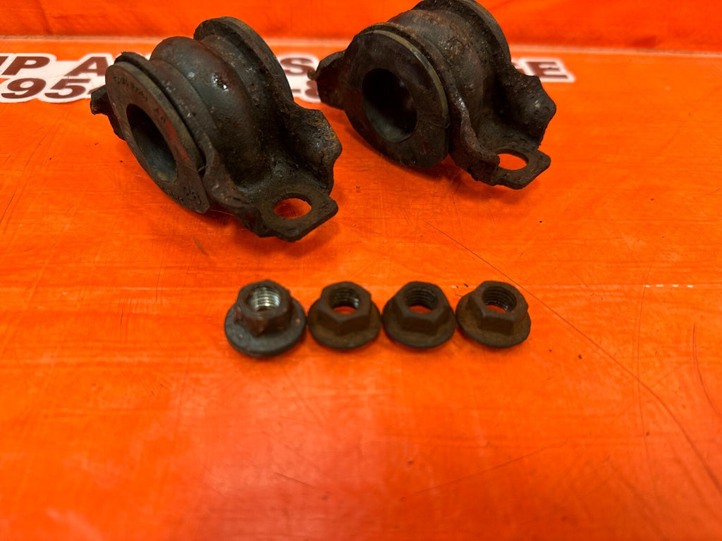 08 15 INFINITI G37 & Q60 COUPE   LEFT & RIGHT REAR SWAY BAR BRACKETS   OEM #2454