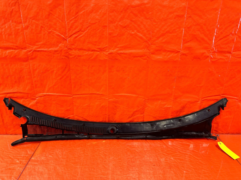 88 91 HONDA CRX & CIVIC HATCH   WINDSHIELD WIPER COWL TRIM PLASTIC   OEM #2778