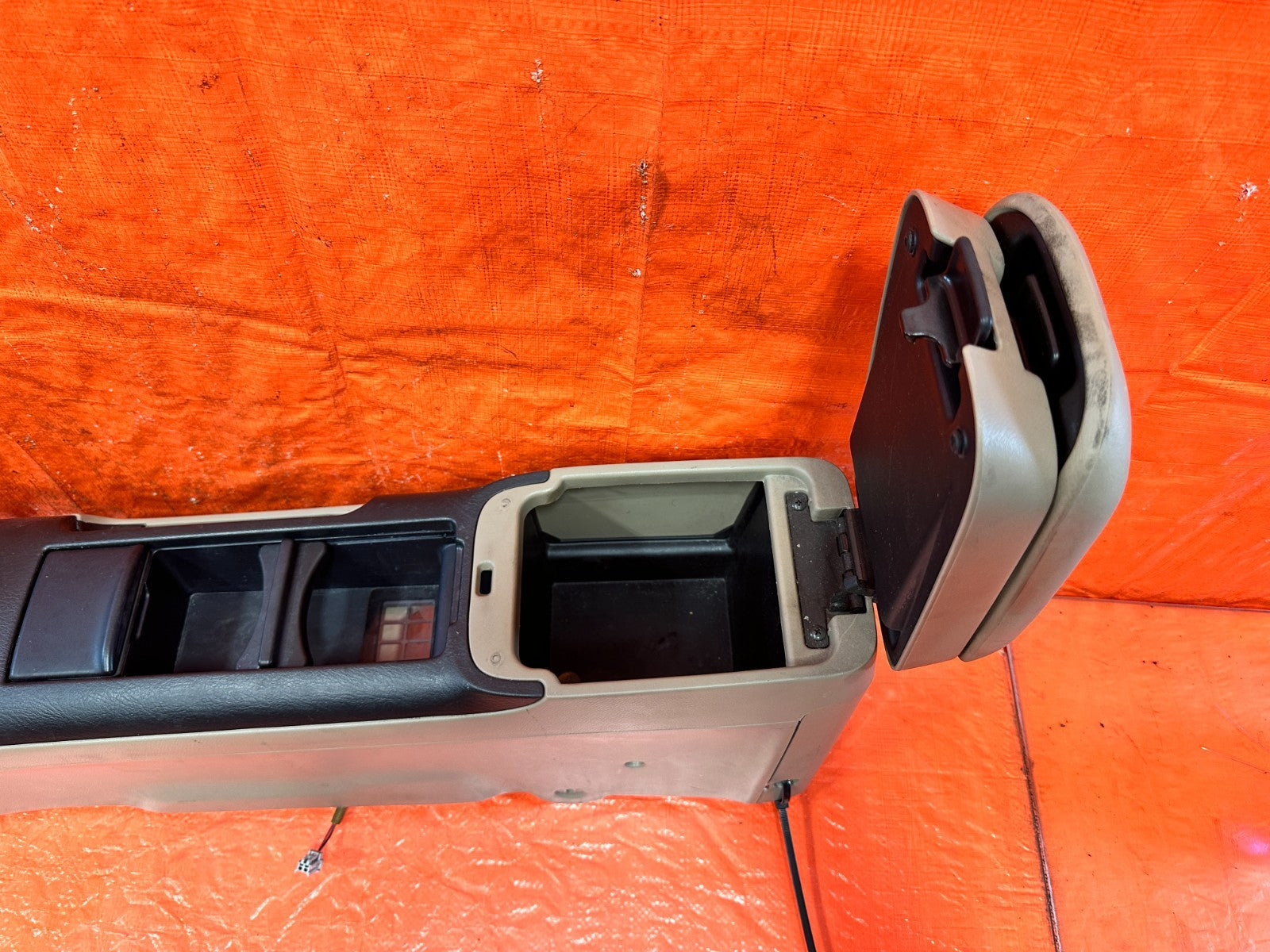 97 01 HONDA PRELUDE   ARM REST / CENTER CONSOLE STORAGE COMPARTMENT TAN OEM 32311