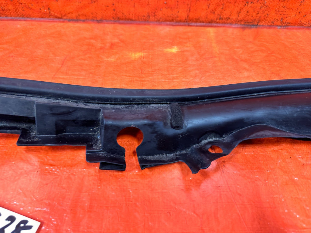 08 15 INFINITI G37 & Q60 COUPE   ENGINE BAY UNDER THE HOOD LEFT FENDER SEAL 3285