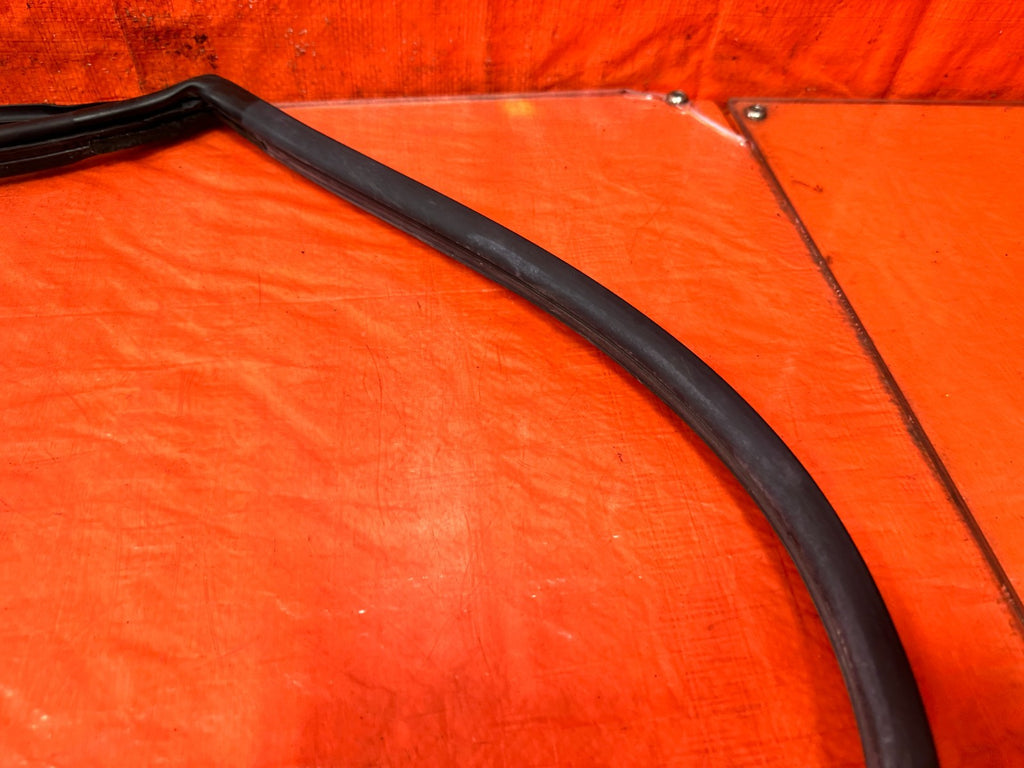 03 05 LANCER EVOLUTION EVO VIII IX 8 9   RIGHT REAR DOOR WEATHER STRIP OEM EV93
