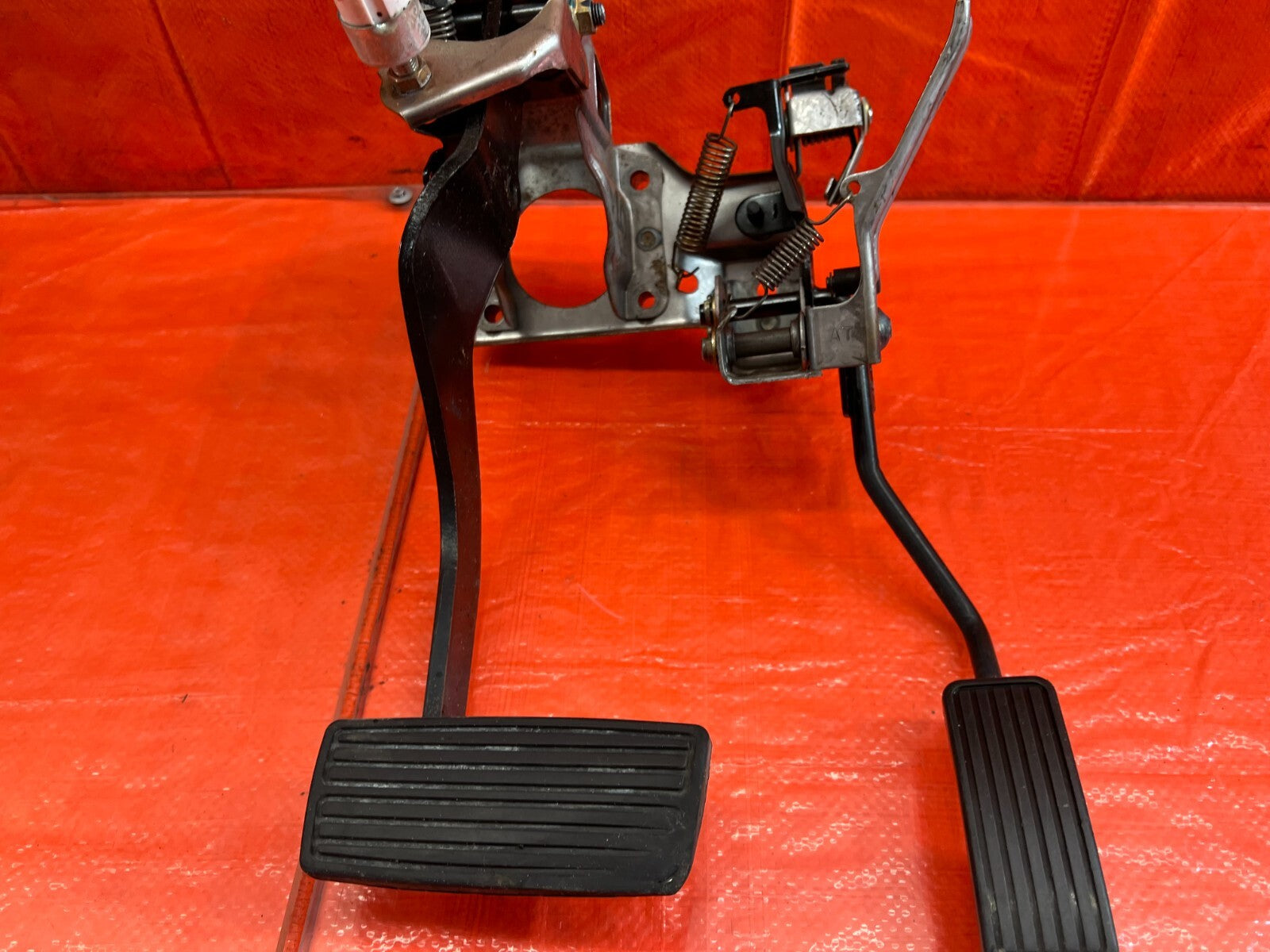 94 01 ACURA INTEGRA   AUTOMATIC TRANSMISSION MODEL   GAS AND BRAKE PEDAL OEM 1785