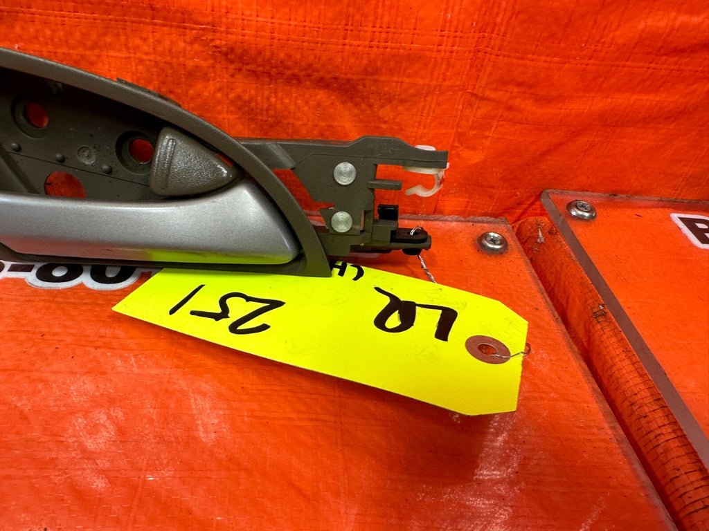 08 12 HONDA ACCORD SEDAN   PASSENGER RIGHT REAR   INTERIOR DOOR HANDLE   OEM 2516