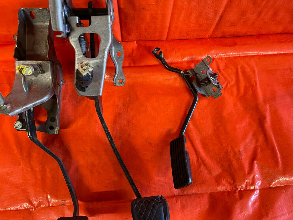 02 05 HONDA CIVIC SI 2.0 EP3   COMPLETE PEDAL SET GAS BRAKE CLUTCH PEDALS OEM   3