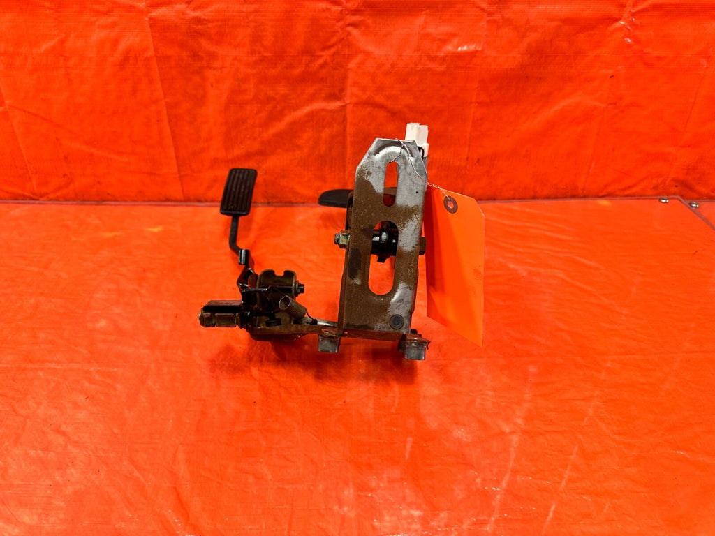 94 01 ACURA INTEGRA   AUTOMATIC TRANSMISSION MODEL   GAS AND BRAKE PEDAL OEM 2818