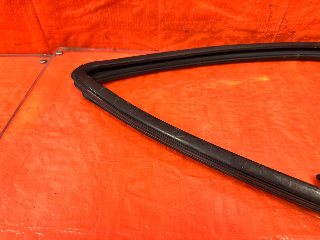 97 01 HONDA CR V CRV PASSENGER RIGHT FRONT WINDOW GLASS RUN CHANNEL   OEM 3014