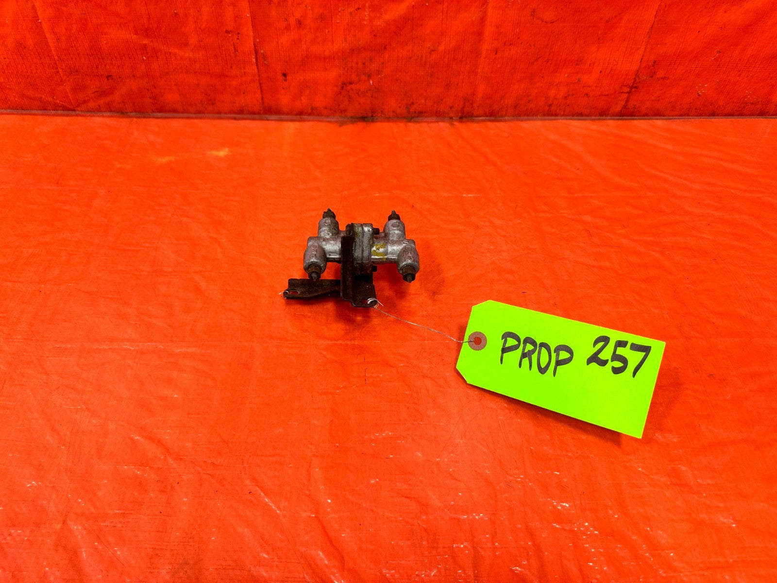 92/95 HONDA CIVIC REAR DISC BRAKE PROPORTIONING VALVE 4040 40/40 PROP VALVE 2570