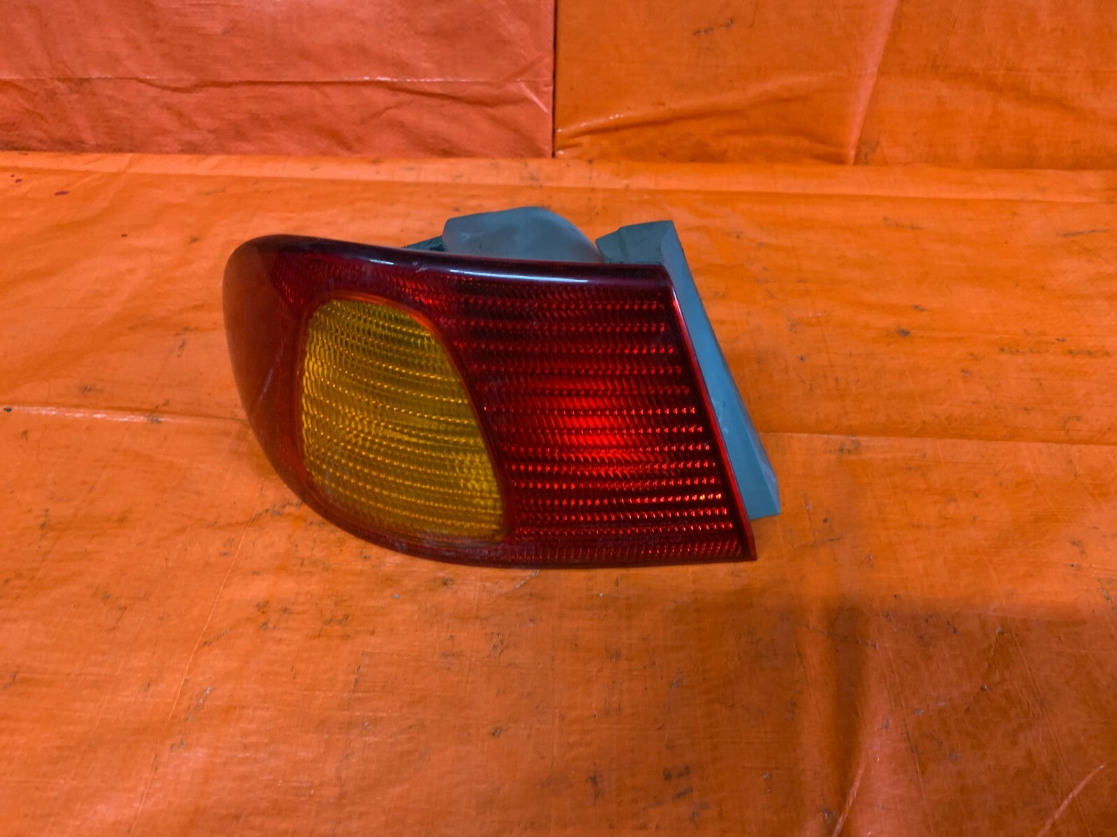 98 02 TOYOTA COROLLA   DRIVER LEFT OUTER TAIL LIGHT LAMP   81560 02070   OEM OE0