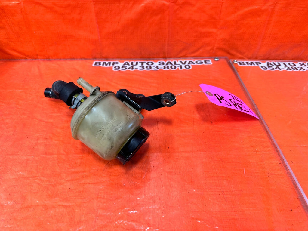 03 07 NISSAN 350Z   POWER STEERING RESERVOIR TANK BOTTLE   W/ LINE & BRACKET OEM13