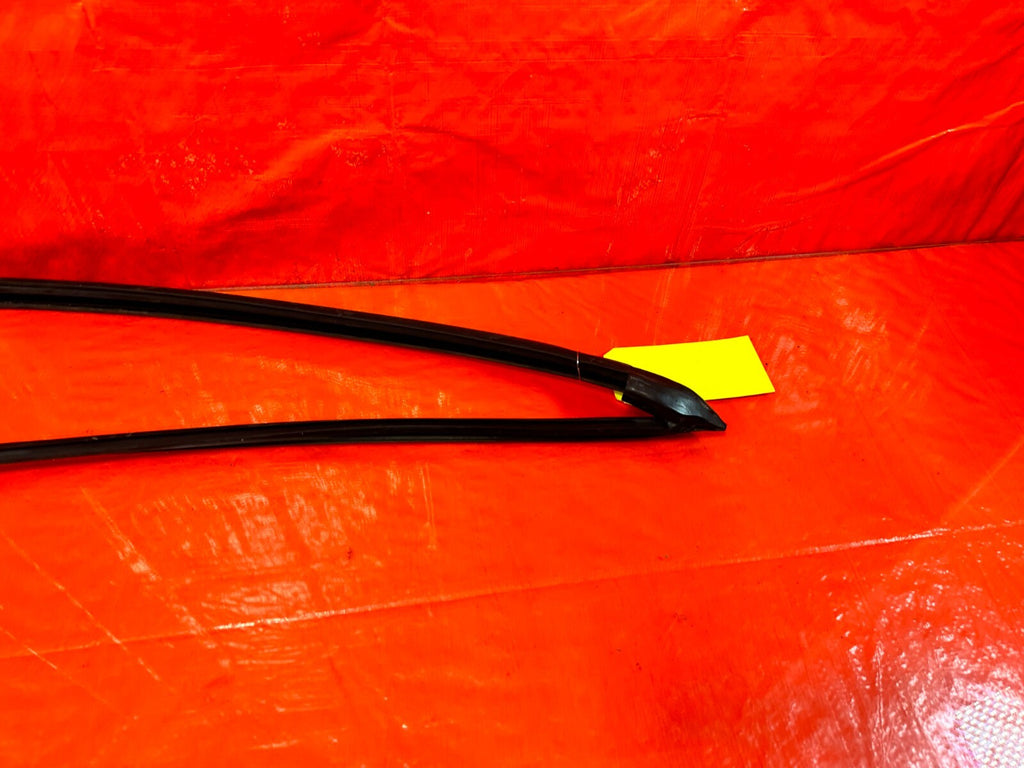 93 97 HONDA DEL SOL   PASSENGER RIGHT FRONT WINDOW GLASS RUN CHANNEL   OEM #2726