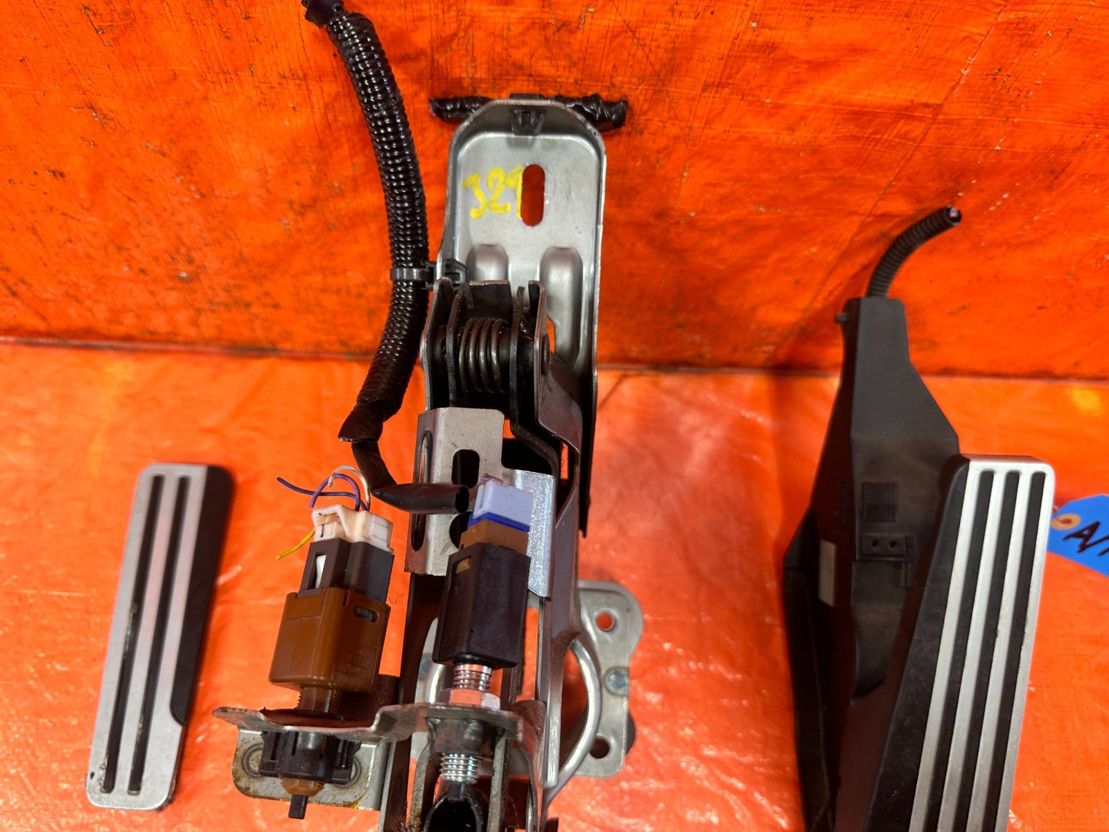 08 15 INFINITI G37 Q60 370Z ALUMINUM SPORT GAS BRAKE PEDALS PAD SET AUTO #3296
