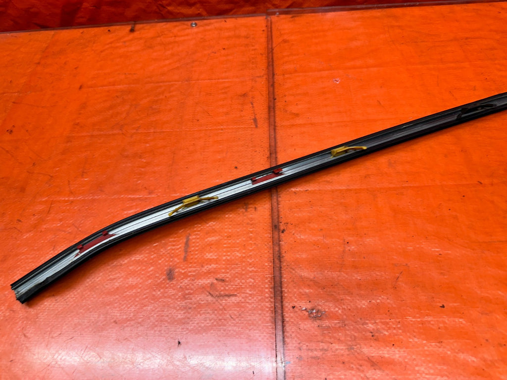 94-01 ACURA INTEGRA 4D SEDAN LEFT DRIVER WINDSHIELD WEATHERSTRIP SEAL #34020
