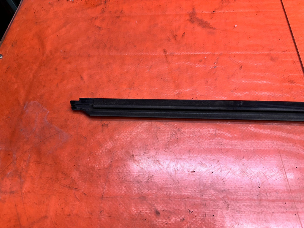 03-08 NISSAN 350Z 2D DRIVER LEFT DOOR WINDOW GLASS MOULDING TRIM OEM #34611