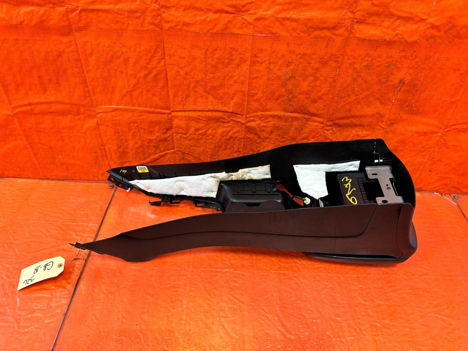13 16 HYUNDAI GENESIS COUPE   ARM REST / CENTER CONSOLE STORAGE COMPARTMENT 32613