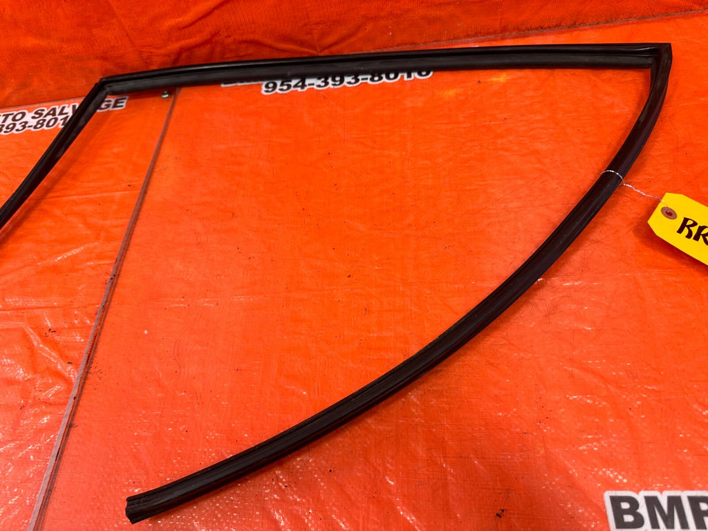 06 11 CIVIC 4D SEDAN   PASSENGER RIGHT REAR WEATHER STRIP RUN CHANNEL OEM #2605