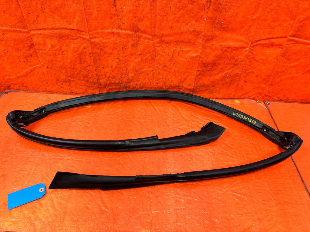 09 15 INFINITI G37 CONVERTIBLE   WINDSHIELD WEATHER STRIP   OEM FACTORY #32910