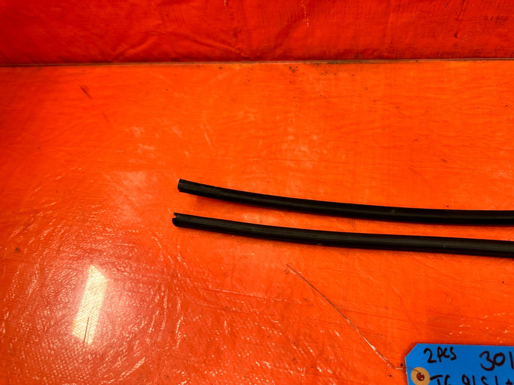 97 01 HONDA CR V CRV   TAIL GATE GLASS WEATHER STRIP   OEM FACTORY #3013
