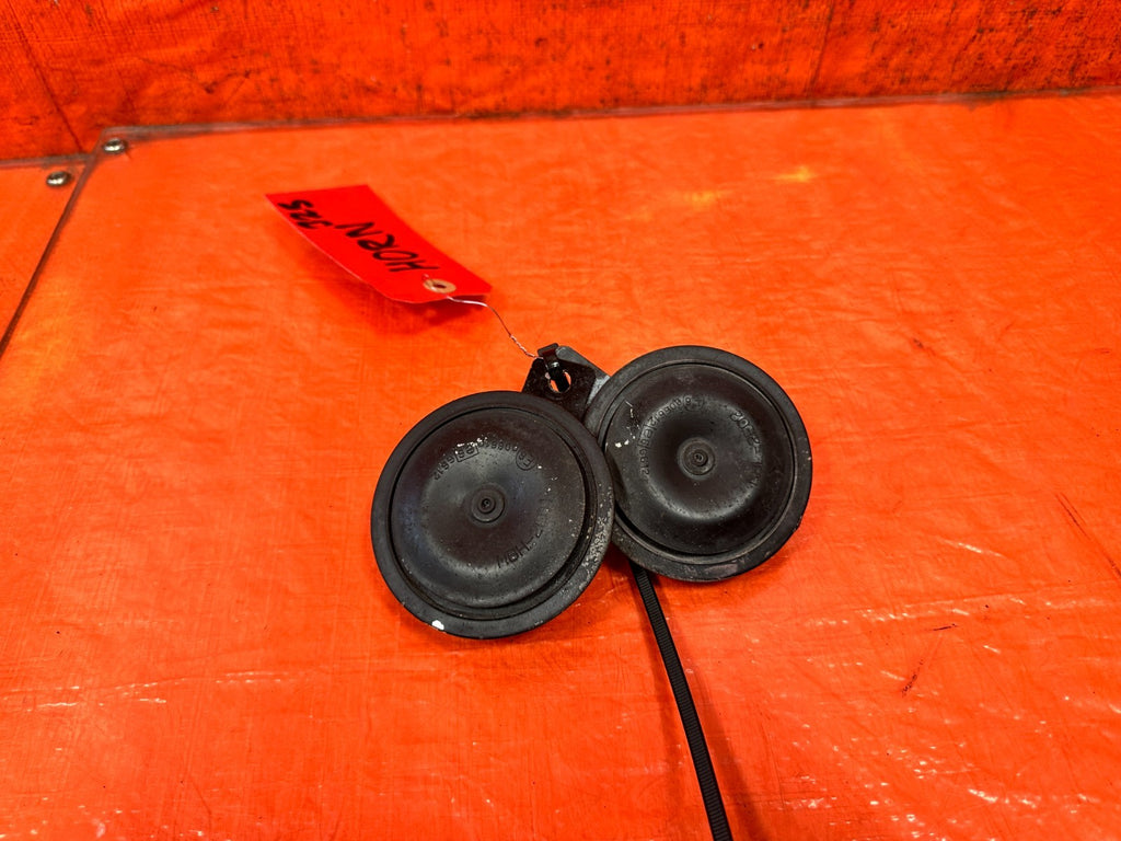 90 91 HONDA CIVIC HATCHBACK   HORN SET / HIGH AND LOW NOTE HORNS   OEM 3251