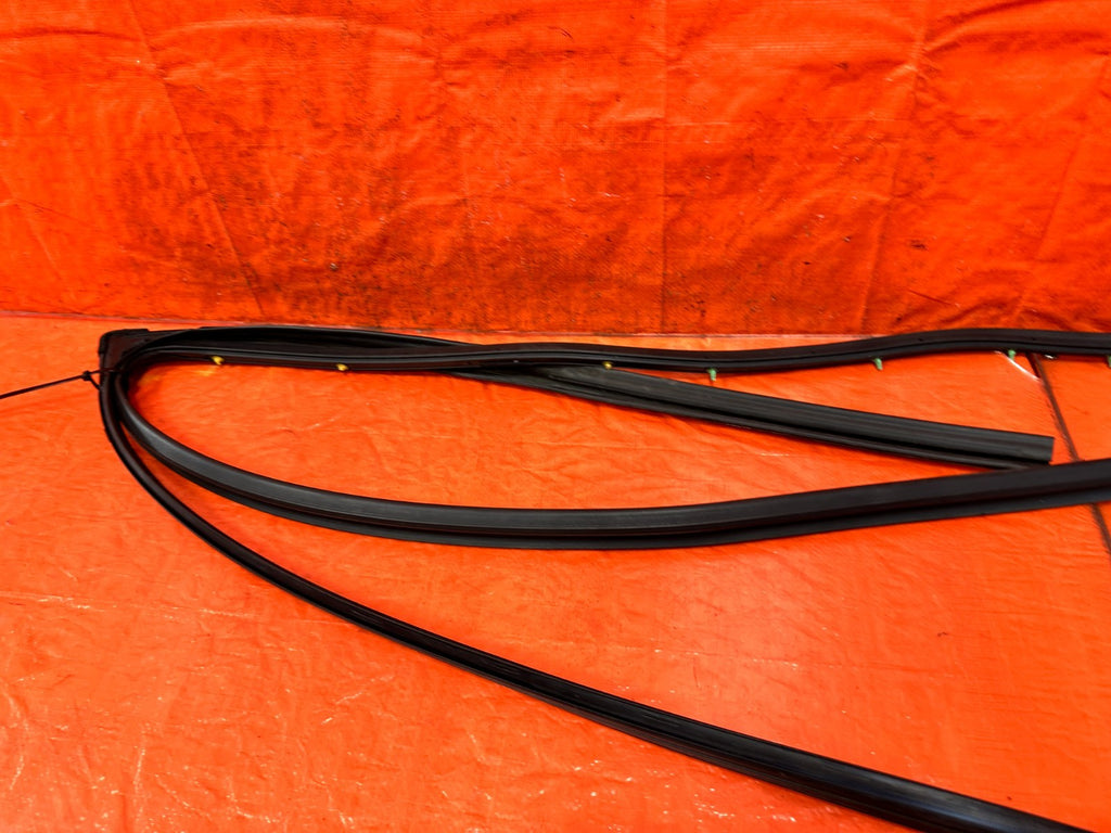 09 14 ACURA TSX   PASSENGER RIGHT FRONT   WEATHER STRIP TRIM RUN CHANNEL OEM 3217