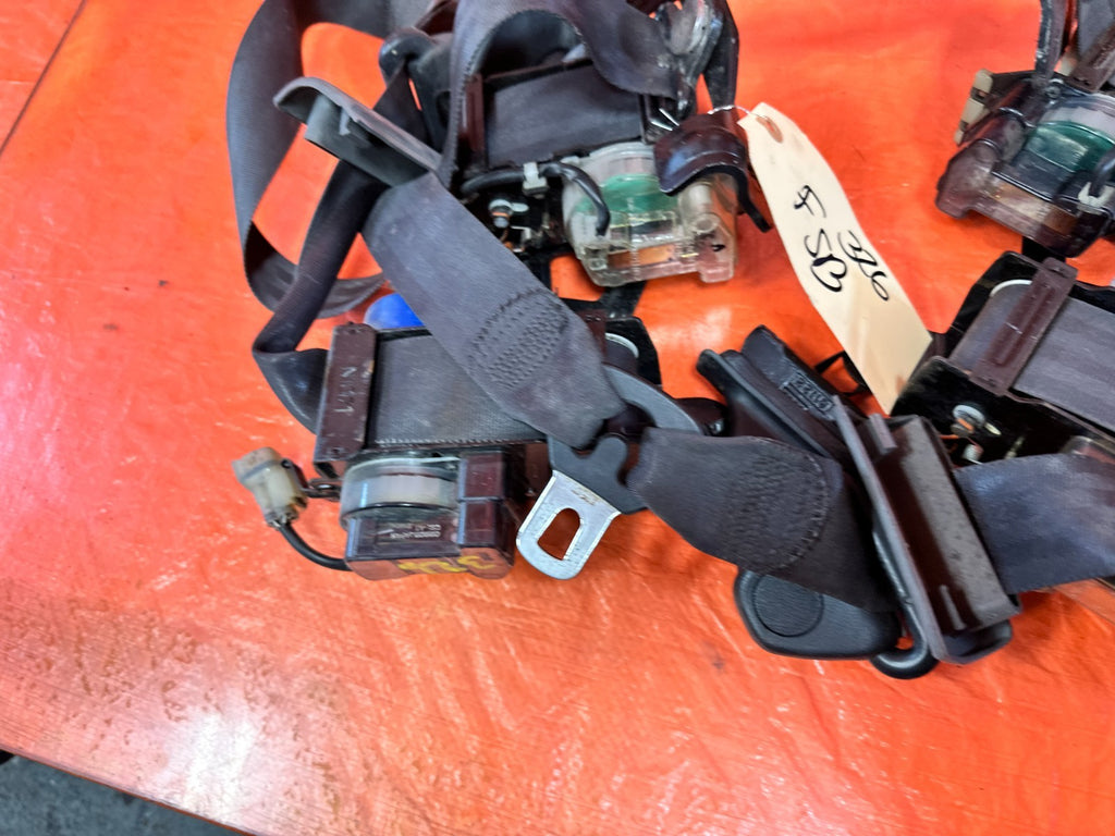 90 91 HONDA CIVIC HATCHBACK   LEFT & RIGHT FRONT SEAT BELTS   OEM 3275