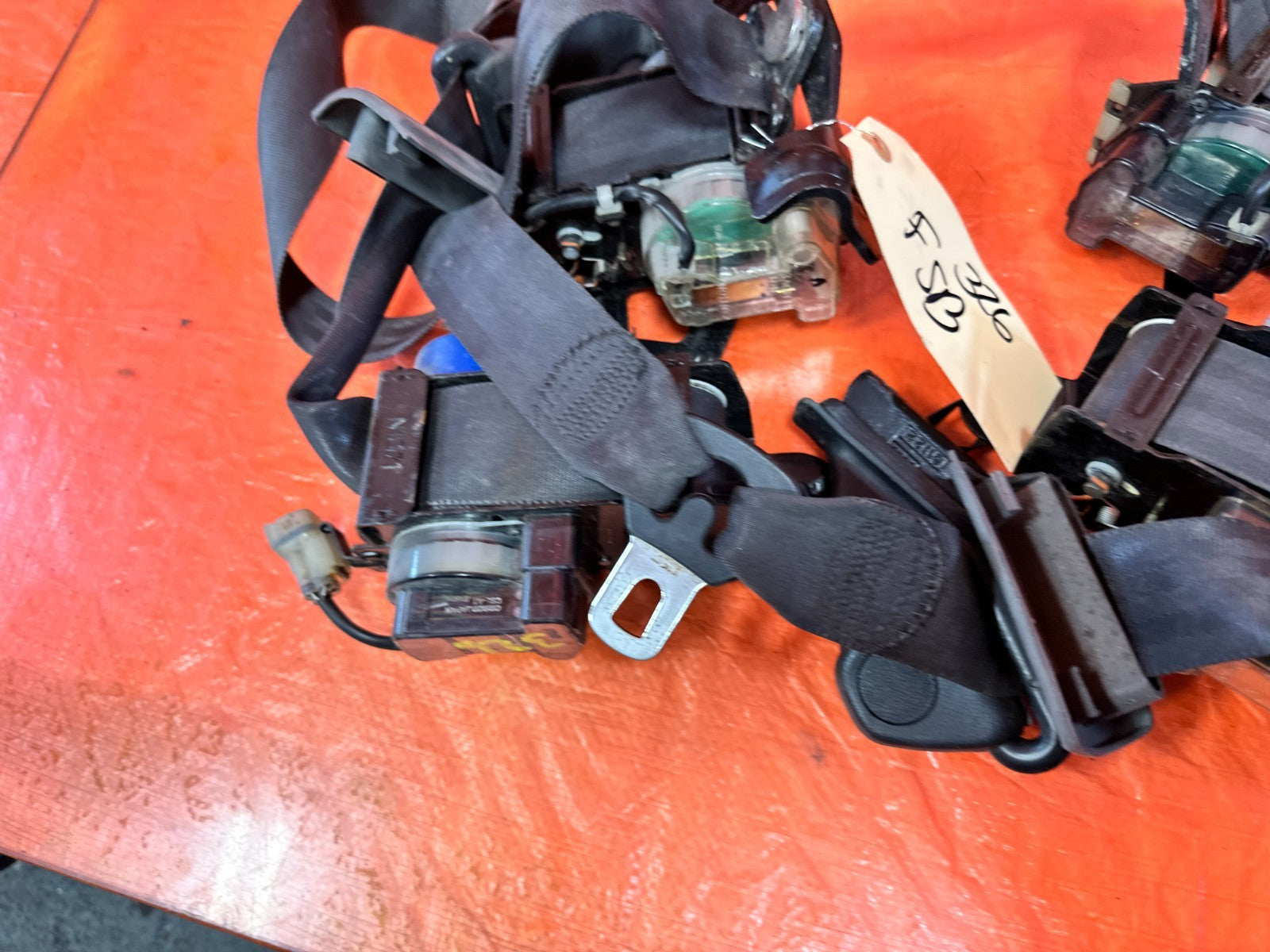 90 91 HONDA CIVIC HATCHBACK   LEFT & RIGHT FRONT SEAT BELTS   OEM 3275