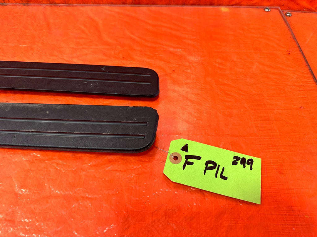 10 16 HYUNDAI GENESIS COUPE   LEFT AND RIGHT FLOOR PILLARS SCUFF PLATES OEM 29911