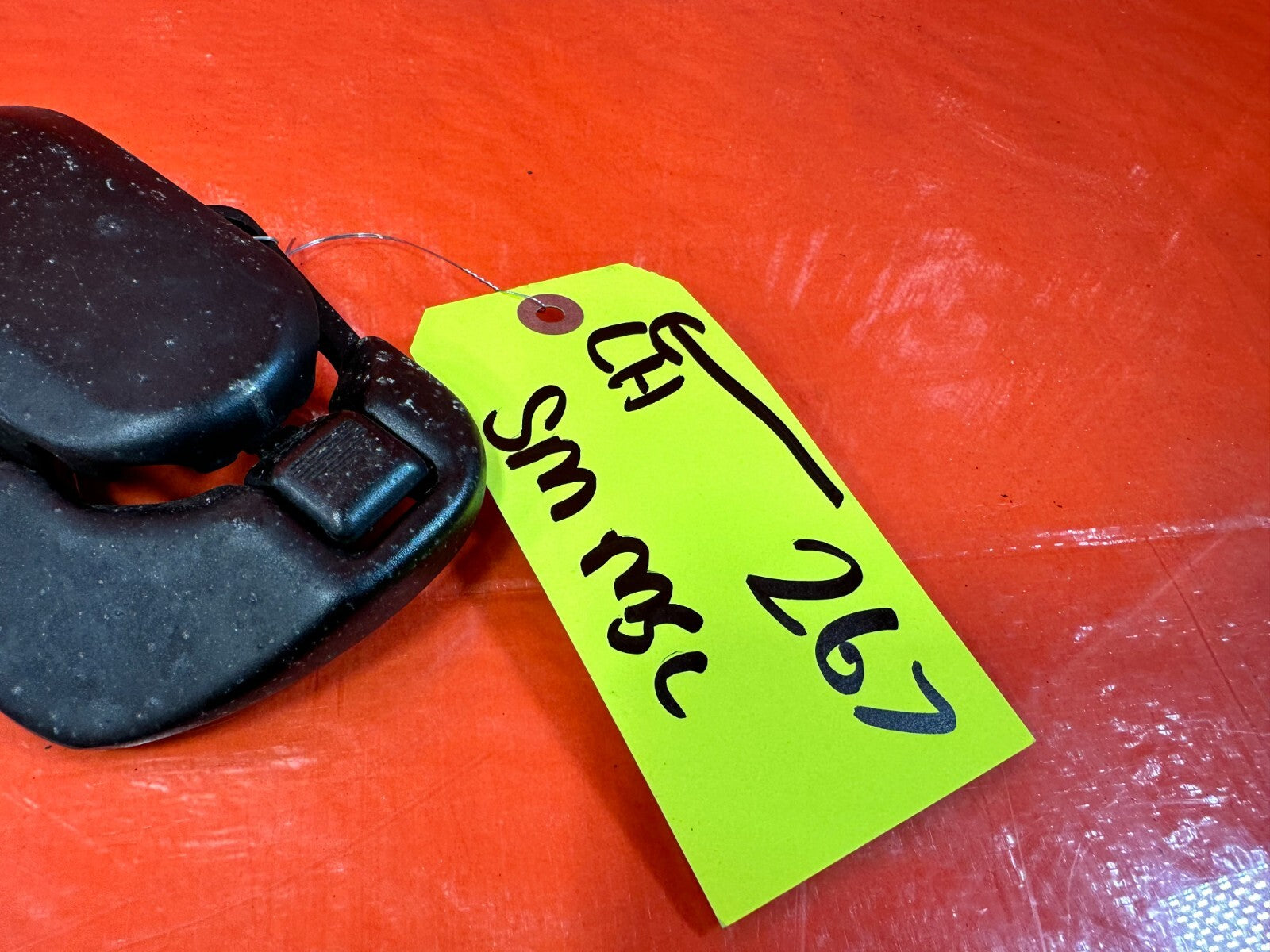 90 05 MAZDA MX 5 MIATA   DRIVER LEFT SOFT TOP LATCH   OEM FACTORY #2676