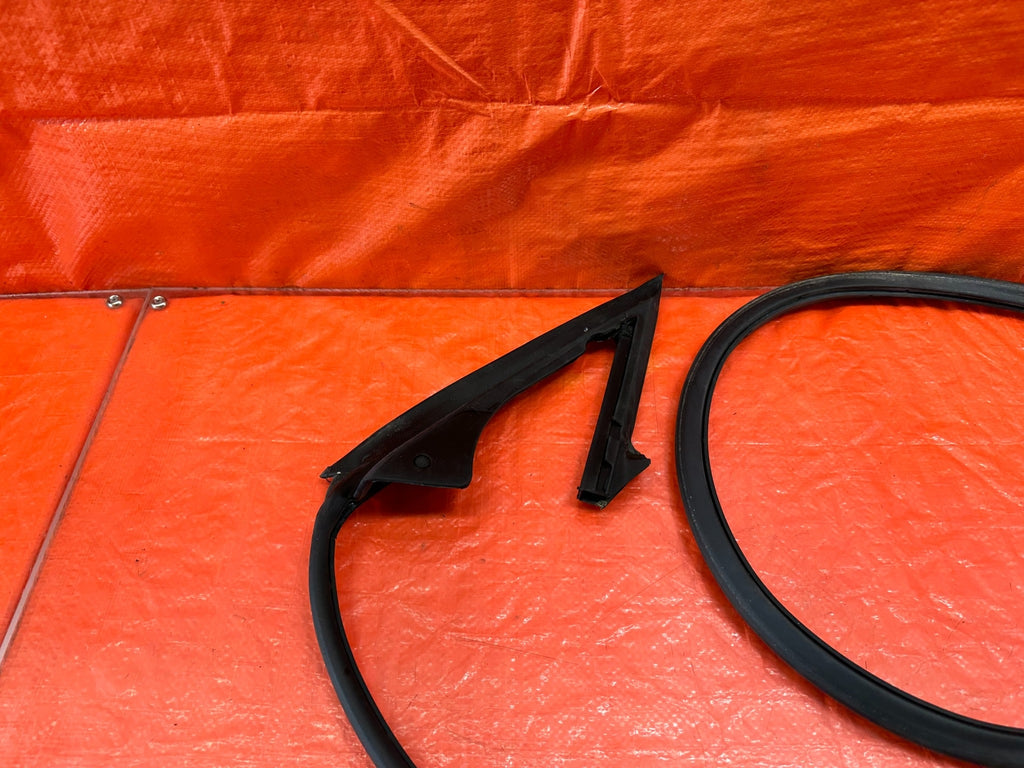 10 16 HYUNDAI GENESIS COUPE RIGHT LOWER DOOR WEATHER STRIP RUBBER SEAL 21912