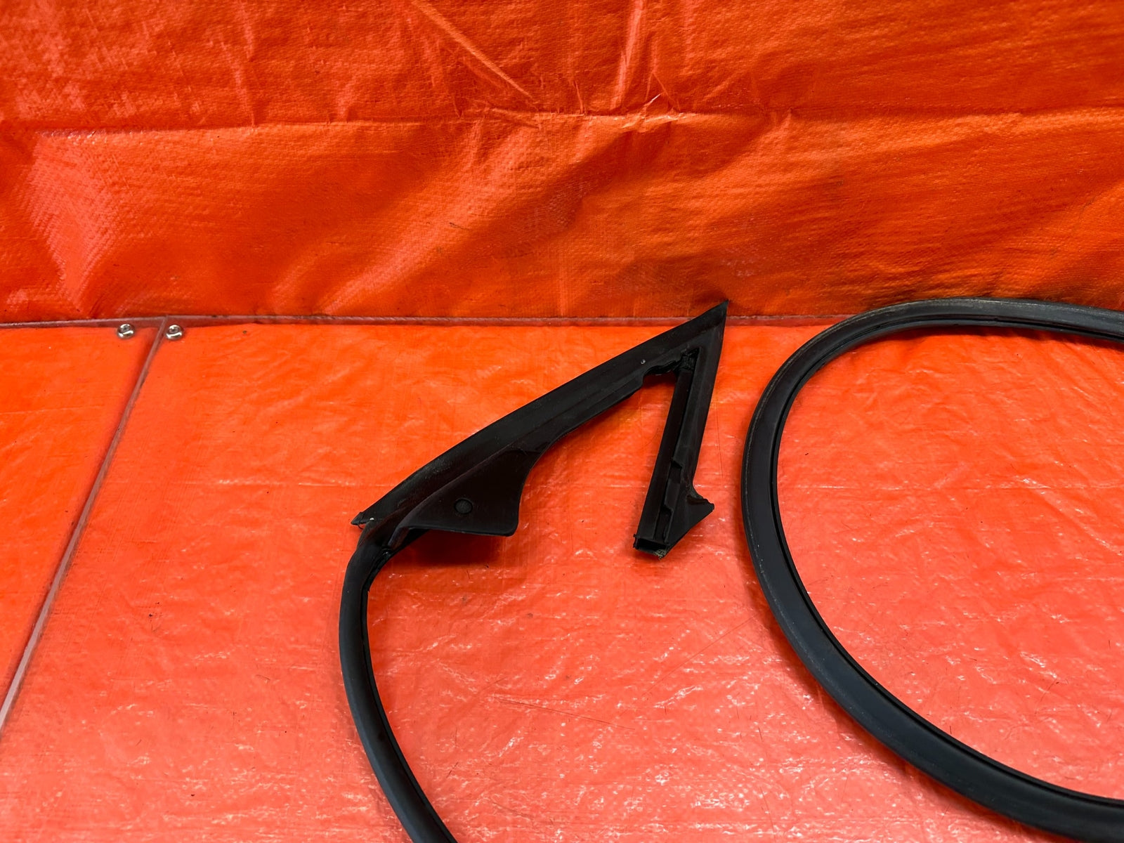 10 16 HYUNDAI GENESIS COUPE RIGHT LOWER DOOR WEATHER STRIP RUBBER SEAL 21912