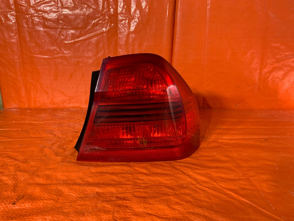 OEM 2007 07 BMW 335Xi 335i AWD SEDAN PASSENGER RIGHT OUTER TRUNK TAIL LIGHT LAMP0
