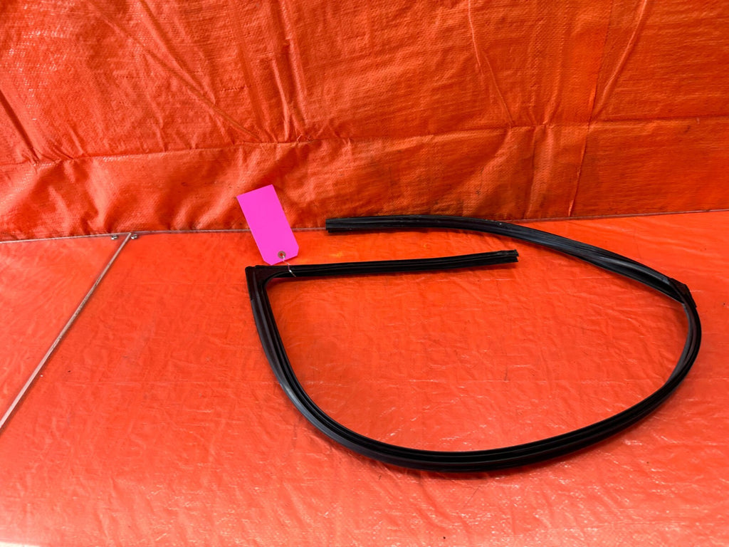 04 08 ACURA TL   PASSENGER RIGHT FRONT WINDOW GLASS RUN CHANNEL   OEM #2348