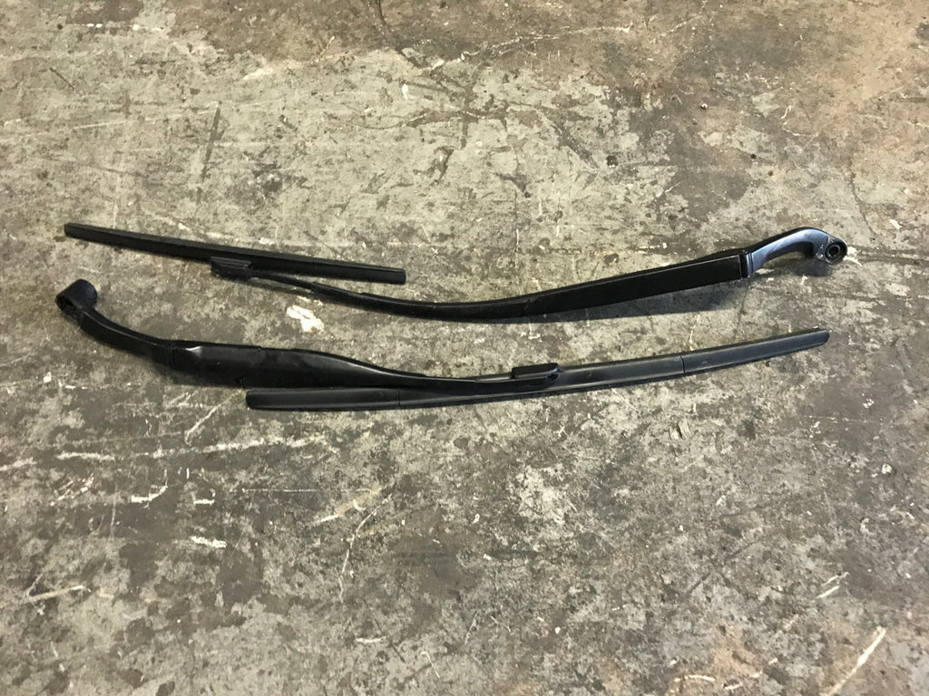 OEM 2017 17 INFINITI Q60 AWD 3.0L TT   WINDSHIELD WIPER ARM SET LEFT AND RIGHT0