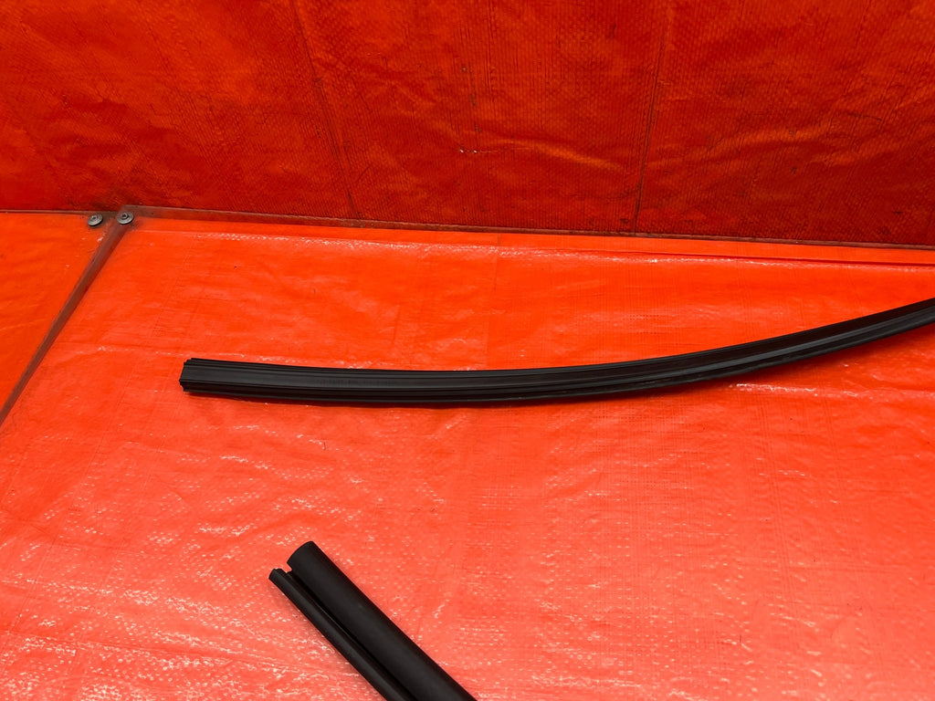 08 15 LANCER EVOLUTION X EVO 10   RIGHT REAR WINDOW GLASS RUN CHANNEL   OEM #2064