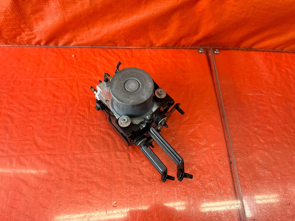 16 17 INFINITI Q50   RED SPORT 400   W/ PRE CRASH ONLY   ABS PUMP MODULE OEM 2225