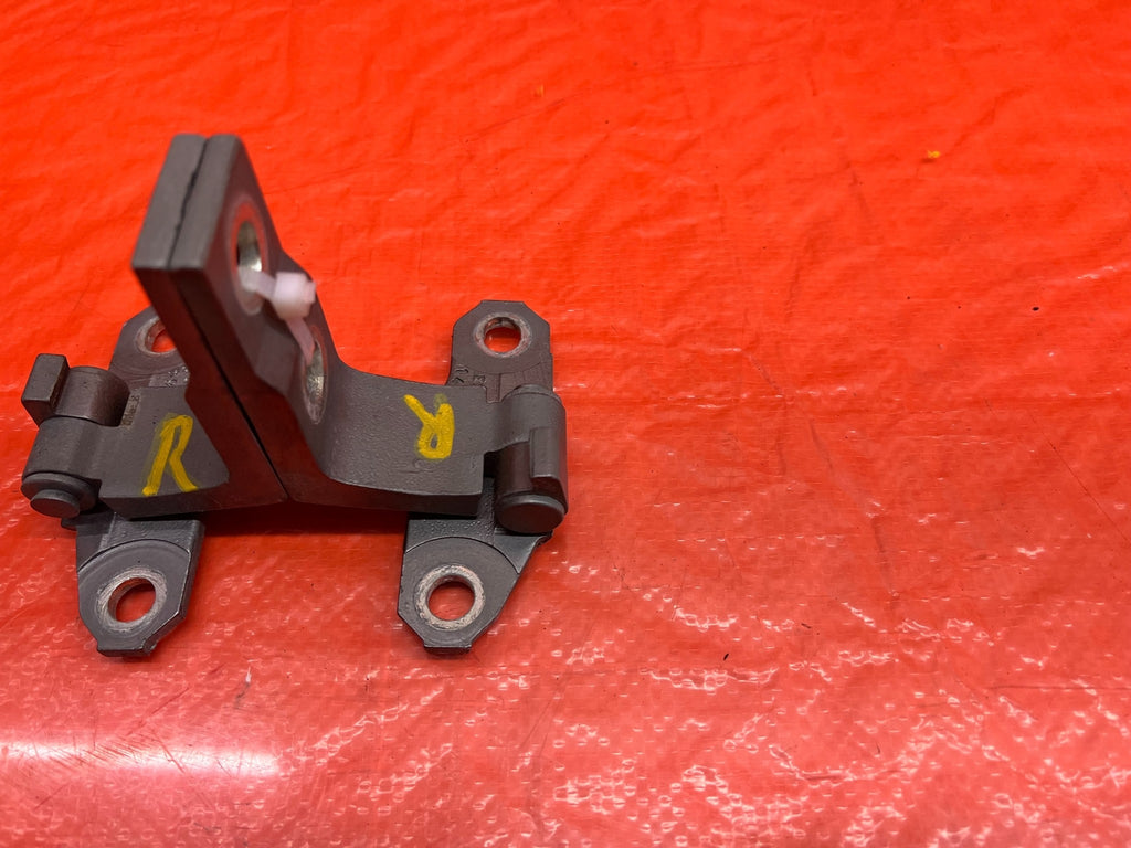 08 15 INFINITI G37 & Q60 2D DOOR HINGE SET   UPPER & LOWER   RIGHT SIDE OEM 1694