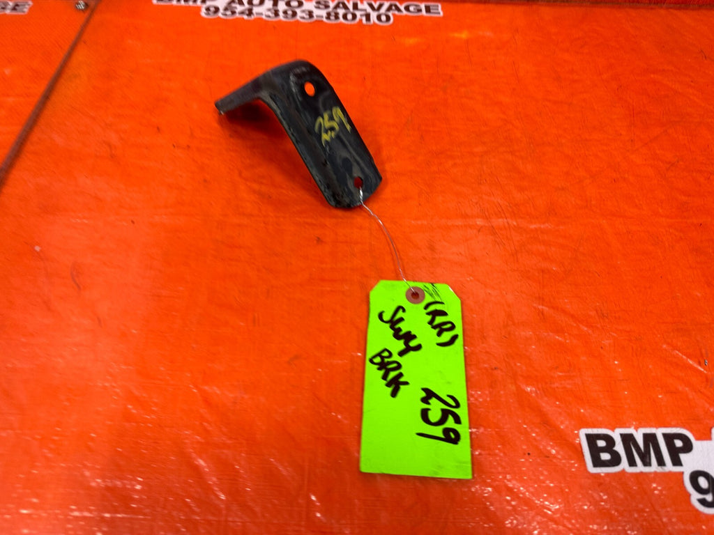 97 01 HONDA PRELUDE   SWAY BAR MOUNTING BRACKET   PASSENGER RIGHT SIDE OEM #2594