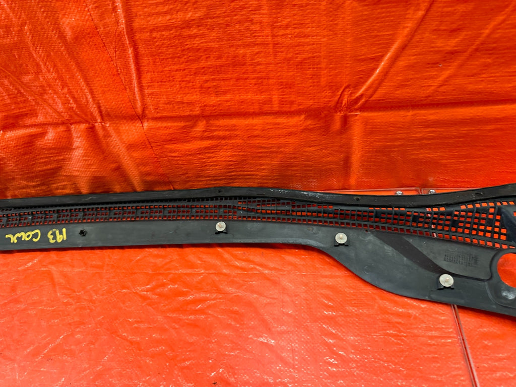 95 98 HONDA ODYSSEY   WINDSHIELD WIPER COWL TRIM PLASTIC   OEM FACTORY #19313