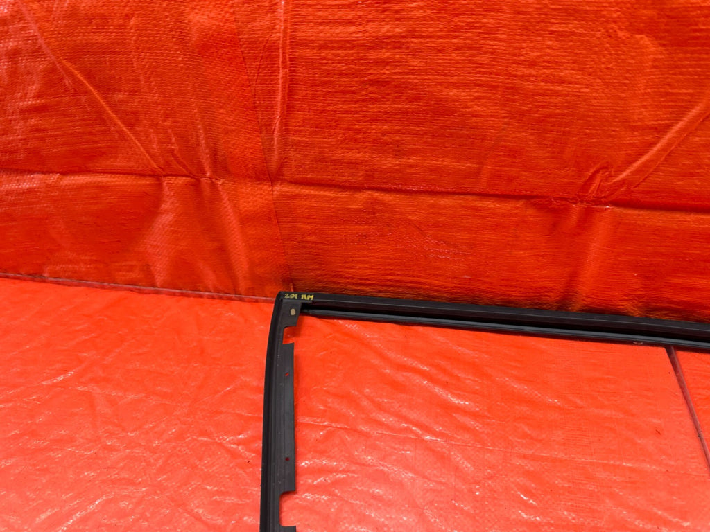 96 00 HONDA CIVIC   COUPE & HATCH   PASSENGER RIGHT DOOR GLASS SUB SEAL OEM #2018