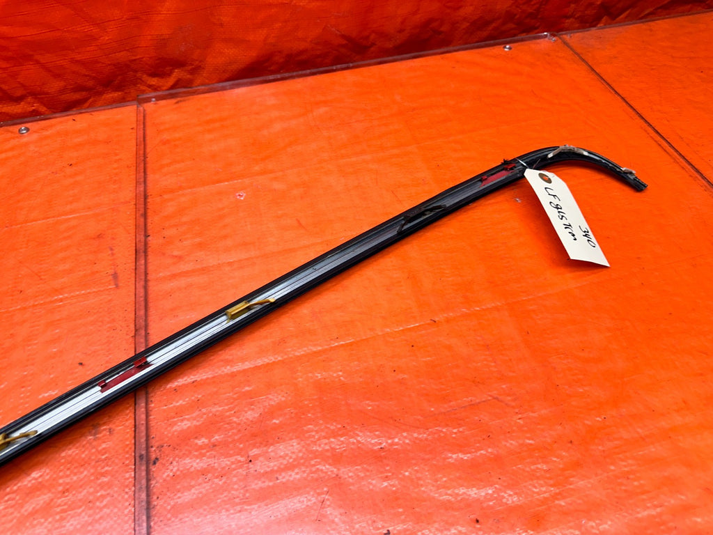 94-01 ACURA INTEGRA 4D SEDAN LEFT DRIVER WINDSHIELD WEATHERSTRIP SEAL #34017