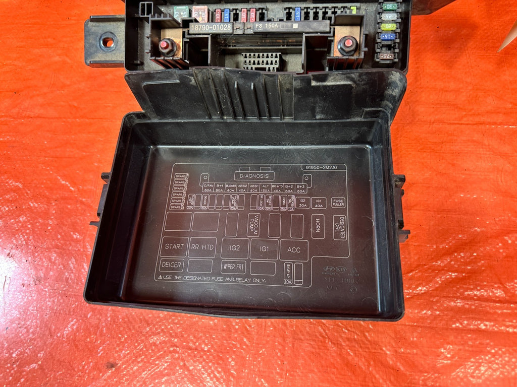 13 16 HYUNDAI GENESIS COUPE   EXTERIOR ENGINE BAY FUSE BOX   OEM 3261