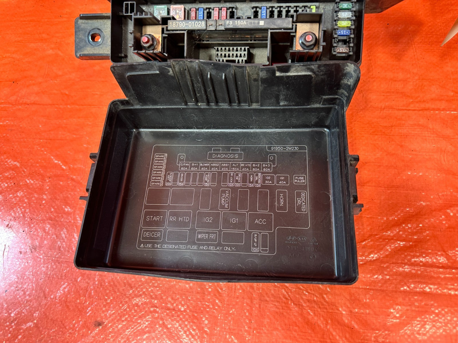 13 16 HYUNDAI GENESIS COUPE   EXTERIOR ENGINE BAY FUSE BOX   OEM 3261