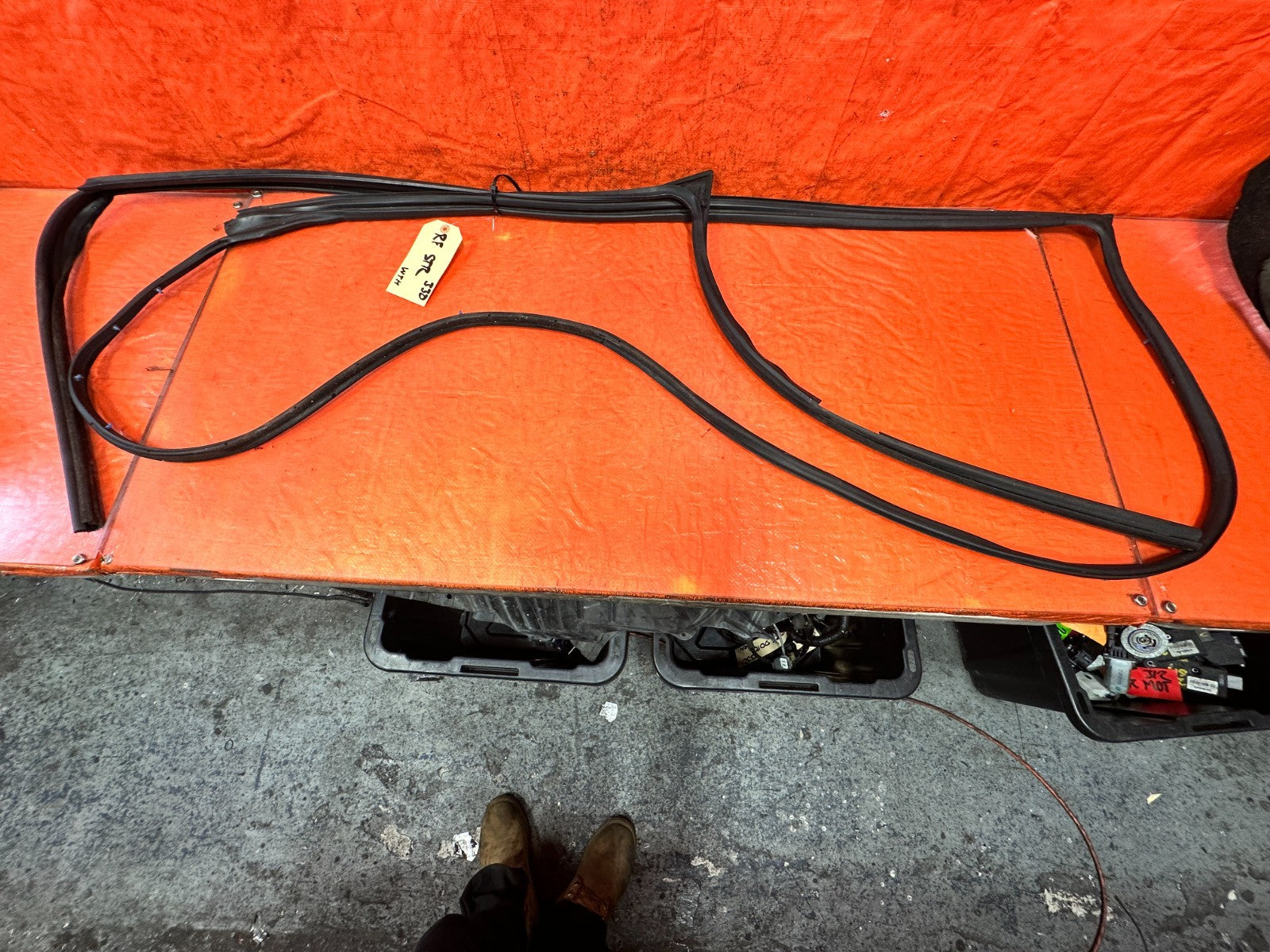 04 08 ACURA TSX RIGHT PASS FRONT DOOR WINDOW WEATHERSTRIP SEAL OEM #3303