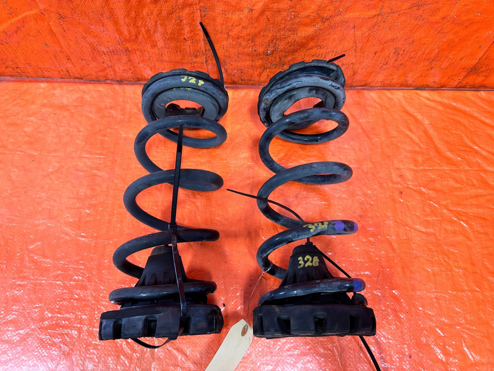 08 15 INFINITI G37 & Q60    2D COUPE   REAR SPRINGS W/ RUBBER INSERTS   OEM #3285