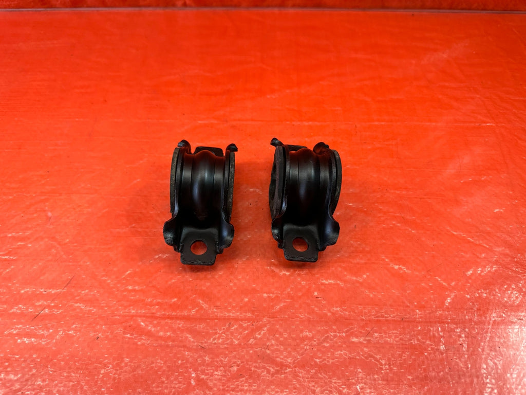 08 15 INFINITI G37 & Q60 COUPE   LEFT & RIGHT REAR SWAY BAR BRACKETS   OEM #18810