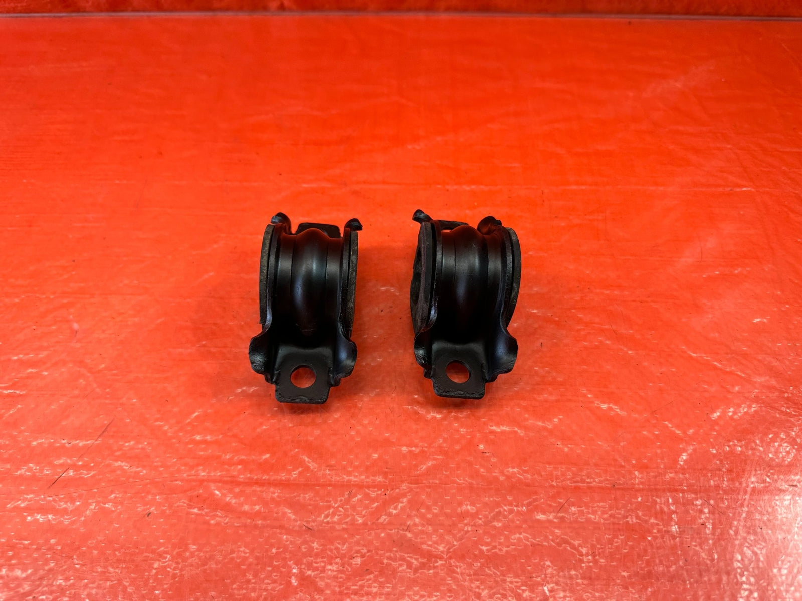 08 15 INFINITI G37 & Q60 COUPE   LEFT & RIGHT REAR SWAY BAR BRACKETS   OEM #18810