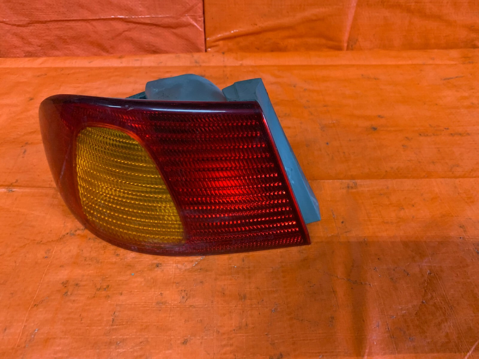 98 02 TOYOTA COROLLA   DRIVER LEFT OUTER TAIL LIGHT LAMP   81560 02070   OEM OE1