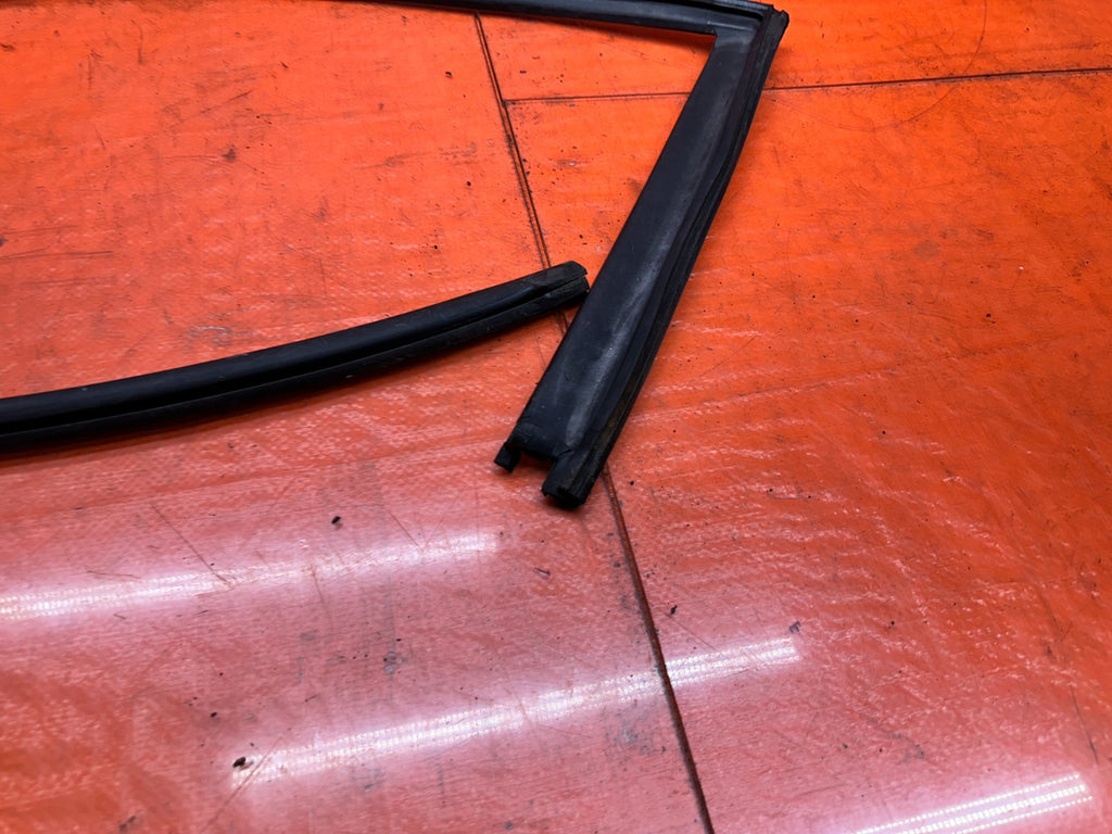 97 01 HONDA PRELUDE 2.2L DRIVER LEFT DOOR WINDOW UPPER WEATHER STRIP OEM #3364