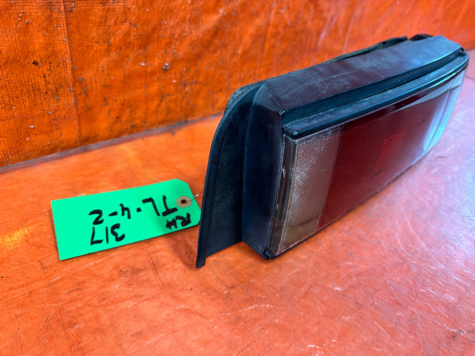 90 91 HONDA CIVIC HATCHBACK   PASSENGER RIGHT TAIL LIGHT TAIL LAMP   OEM #3174